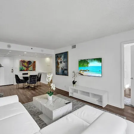 Adorable 2 Bedroom Condo Beach Service 605